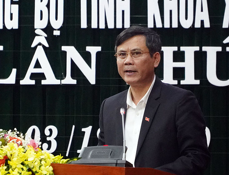 Đồng chí Trần Thắng, Phó Bí thư Tỉnh ủy, Chủ tịch UBND tỉnh trình bày báo cáo thực hiện kế hoạch kinh tế - xã hội năm 2020, phương hướng, nhiệm vụ năm 2021