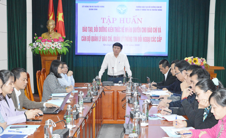 Đồng chí Giám đốc Sở Thông tin và Truyền thông Hoàng Việt Hùng phát biểu khai mạc lớp tập huấn.