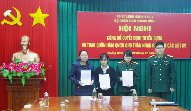   Đồng chí Chỉ huy trưởng Bộ CHQS tỉnh Lê Văn Vỹ trao quyết định tuyển dụng cho thân nhân liệt sỹ hy sinh trong cứu hộ, cứu nạn đợt lũ kép tháng 10-2020.