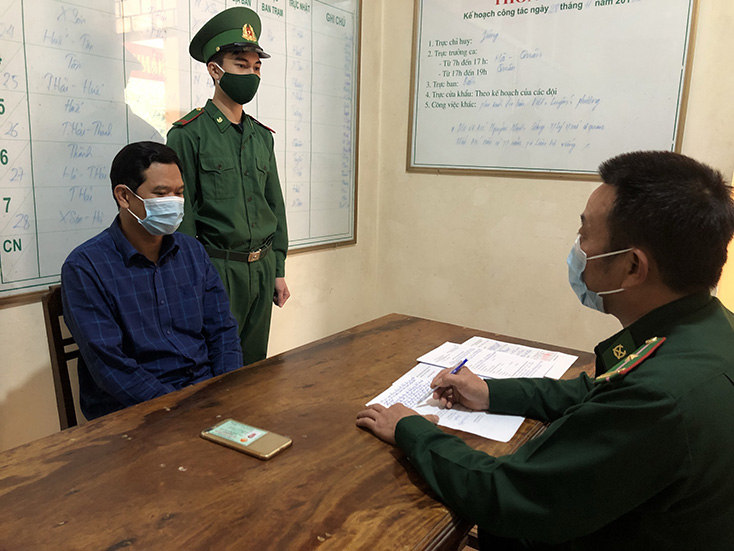 BĐBP Quảng Bình lập biên bản vi phạm đối với Nguyễn Đông Duy trước khi đưa về khu cách ly của tỉnh.