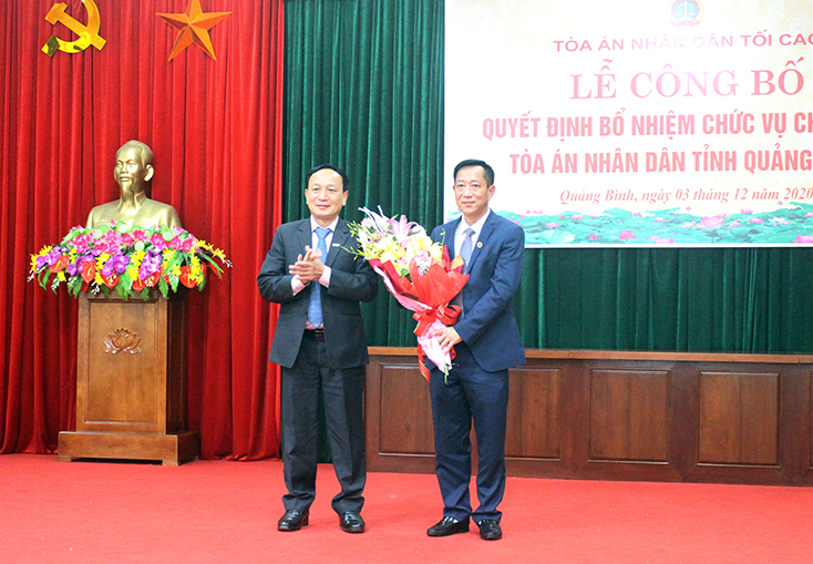Đồng chí Trần Hải Châu, Phó Bí thư Thường trực Tỉnh ủy, Chủ tịch HĐND tỉnh tặng hoa chúc mừng Chánh án Nguyễn Hữu Tuyến