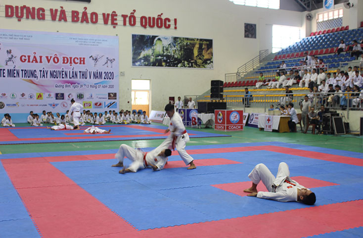 Liên đoàn Karate Quảng Bình đăng cai tổ chức thành công Giải vô địch Karate khu vực miền Trung-Tây Nguyên lần thứ V, năm 2020. (Trong ảnh: Một trận đấu tại giải).