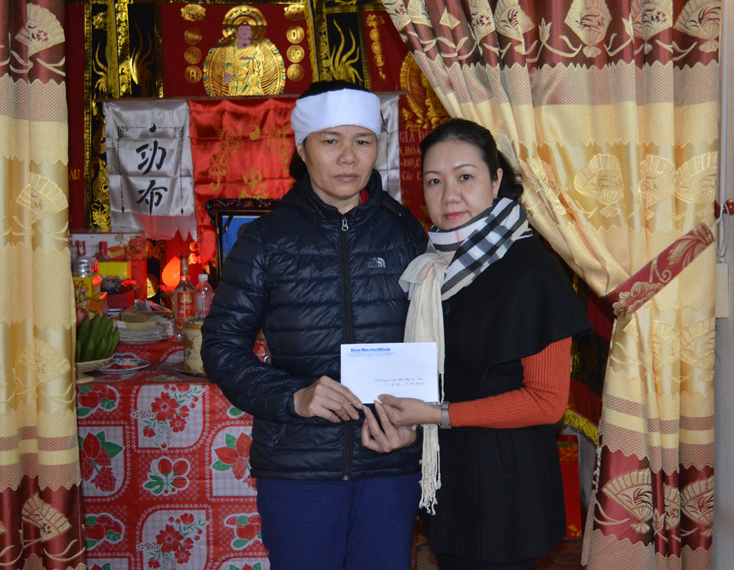 Đại diện phóng viên Báo Quảng Bình trao 5 triệu đồng tiền bạn đọc hỗ trợ vợ con anh Miên.