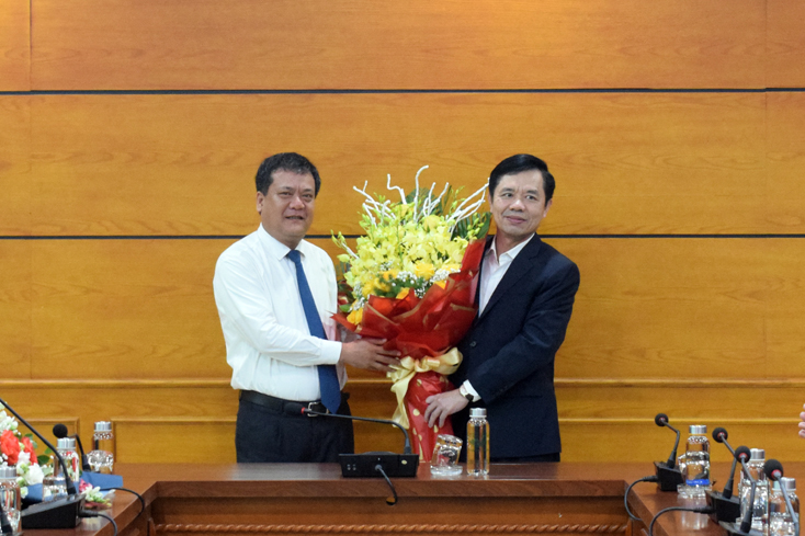  Đại diện lãnh đạo Thành ủy Đồng Hới tặng hoa chúc mừng đồng chí Trần Phong, Ủy viên Ban Thường vụ Tỉnh ủy tham gia Ban Chấp hành, Ban Thường vụ và giữ chức Bí thư Thành ủy Đồng Hới, nhiệm kỳ 2020-2025.