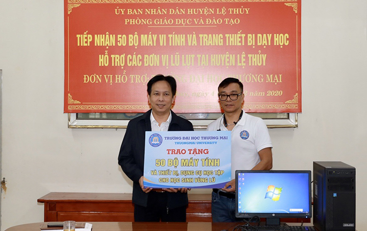 Đại diện Trường đại học Thương mại trao tặng 50 bộ máy tính và 35 thùng dụng cụ học tập cho Phòng Giáo dục và Đào tạo huyện Lệ Thủy.