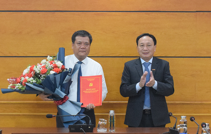 Đồng chí Trần Hải Châu, Phó Bí thư Thường trực Tỉnh ủy, Chủ tịch HĐND tỉnh trao quyết định và chúc mừng đồng chí Trần Phong được điều động, phân công nhiệm vụ mới.