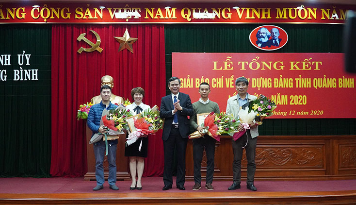 Đồng chí Trần Thắng, Phó Bí thư Tỉnh ủy, Chủ tịch UBND tỉnh, Trưởng Ban Tổ chức giải trao giải A cho nhóm tác giả