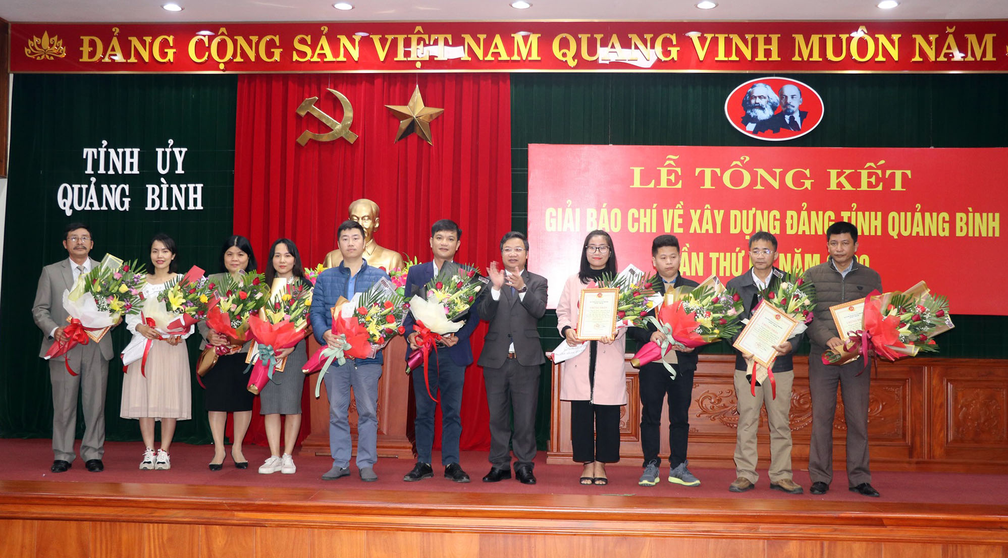 Đồng chí Cao Văn Định, Ủy viên Ban Thường vụ Tỉnh ủy, Phó Trưởng Ban tổ chức giải trao giải B cho các tác giá, nhóm tác giả