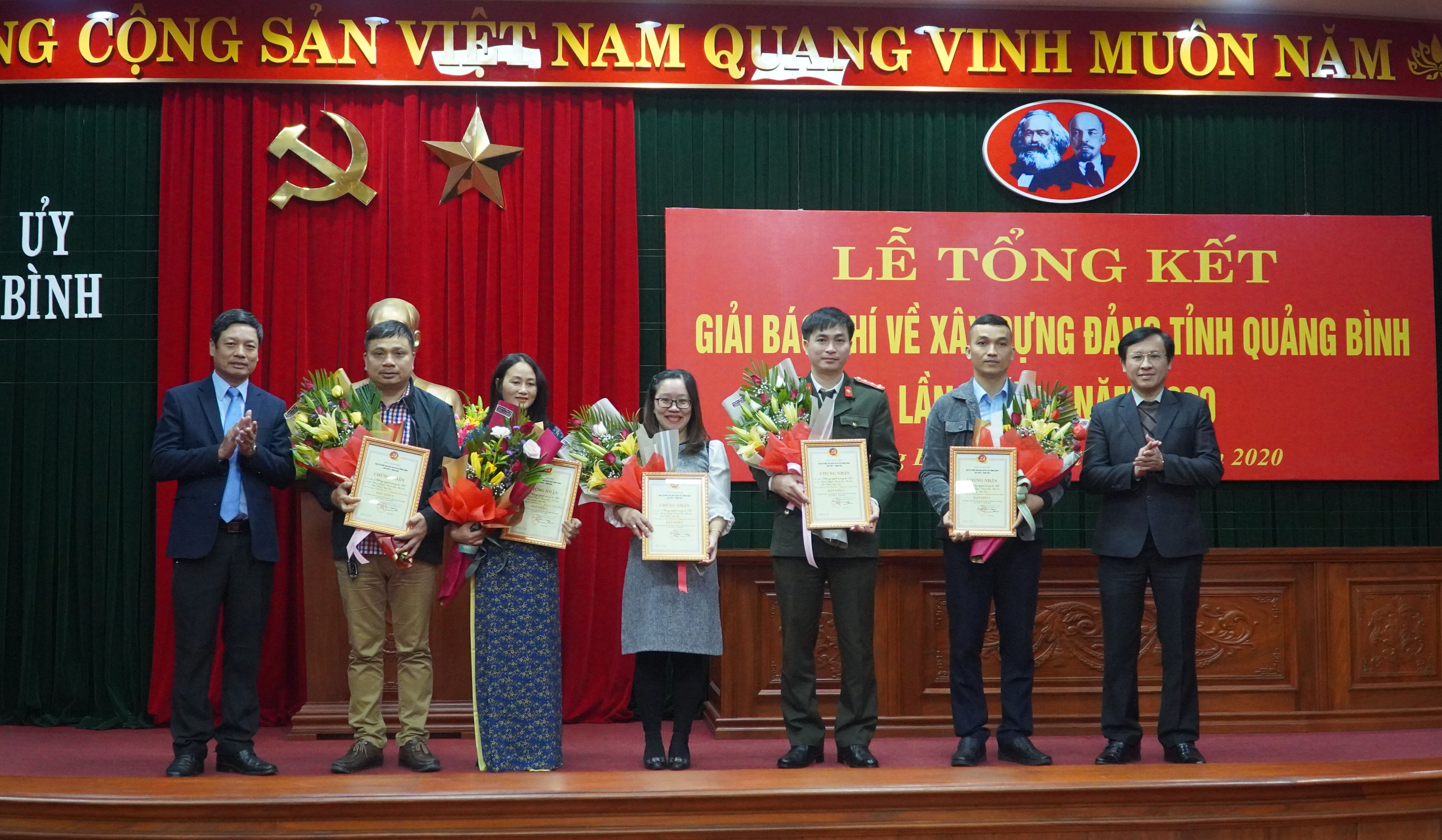 Đại diện lãnh đạo ban Tổ chức Tỉnh ủy và Báo Quảng Bình trao giải C cho các tác giả, nhóm tác giải  