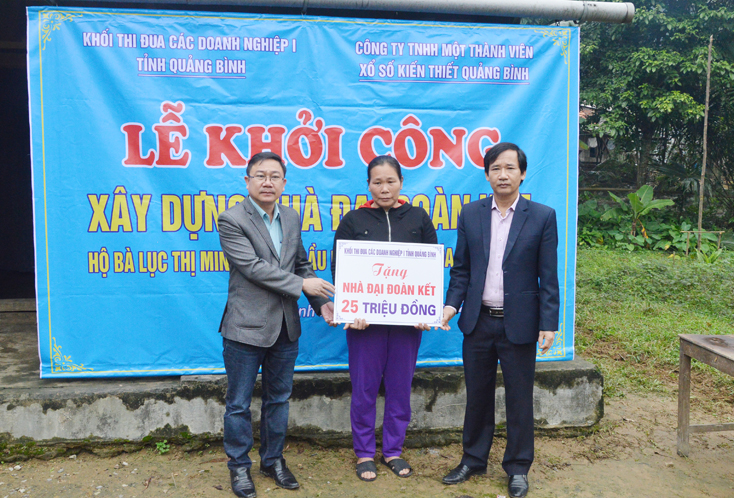  Đại diện Khối thi đua các doanh nghiệp I tỉnh Quảng Bình trao hỗ trợ tượng trưng cho bà Lục Thị Minh