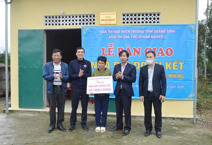  Đại diện Khối thi đua các doanh nghiệp I tỉnh Quảng Bình bàn giao nhà “Đại đoàn kết” cho gia đình ông Cao Xuân Hòe