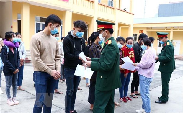  Cán bộ Bộ Chỉ huy Quân sự và Sở Y tế tỉnh Hòa Bình trao giấy chứng nhận hoàn thành thời gian cách ly y tế tập trung cho sinh viên Lào. (Ảnh: Thanh Hải/TTXVN)