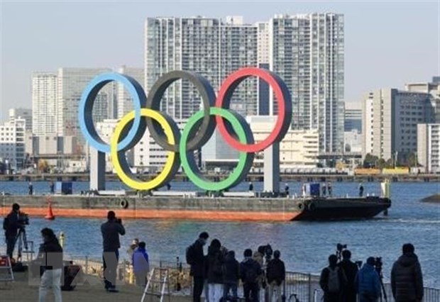 Vòng tròn biểu tượng Olympic được vận chuyển trên vịnh Tokyo, bên ngoài công viên nước Odaiba. (Ảnh: AFP/TTXVN)