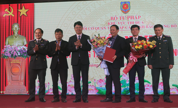 Thứ trưởng Bộ Tư pháp  Nguyễn Thanh Tịnh tặng hoa chúc mừng tại hội nghị 