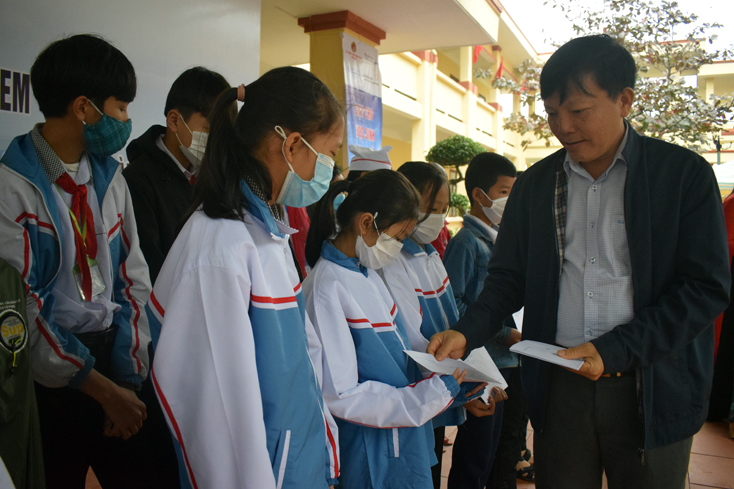 Đại diện lãnh đạo Sở LĐ-TB-XH trao tặng 20 suất quà cho học sinh Trường THCS Đại Trạch.