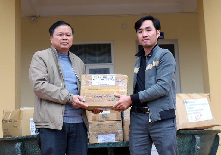 Trao quà gồm sách và giày cho Trường THCS và THPT Bắc Sơn (huyện Tuyên Hóa). 