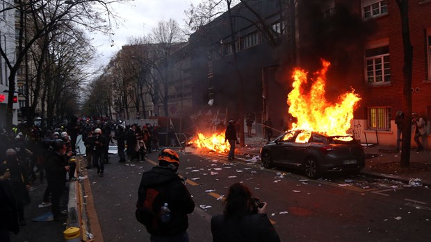 Người biểu tình quá khích đập phá, đốt cháy nhiều cửa hàng, ôtô tại Paris. (Ảnh: Getty Images)