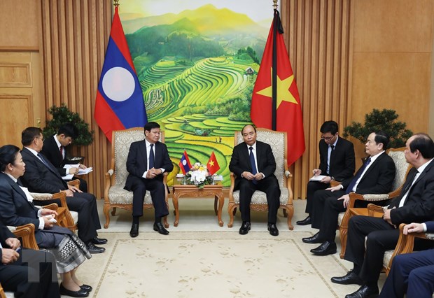 Thủ tướng Nguyễn Xuân Phúc và Thủ tướng Lào Thongloun Sisoulith hội đàm hẹp hồi tháng 8/2020. (Ảnh: Lâm Khánh/TTXVN)