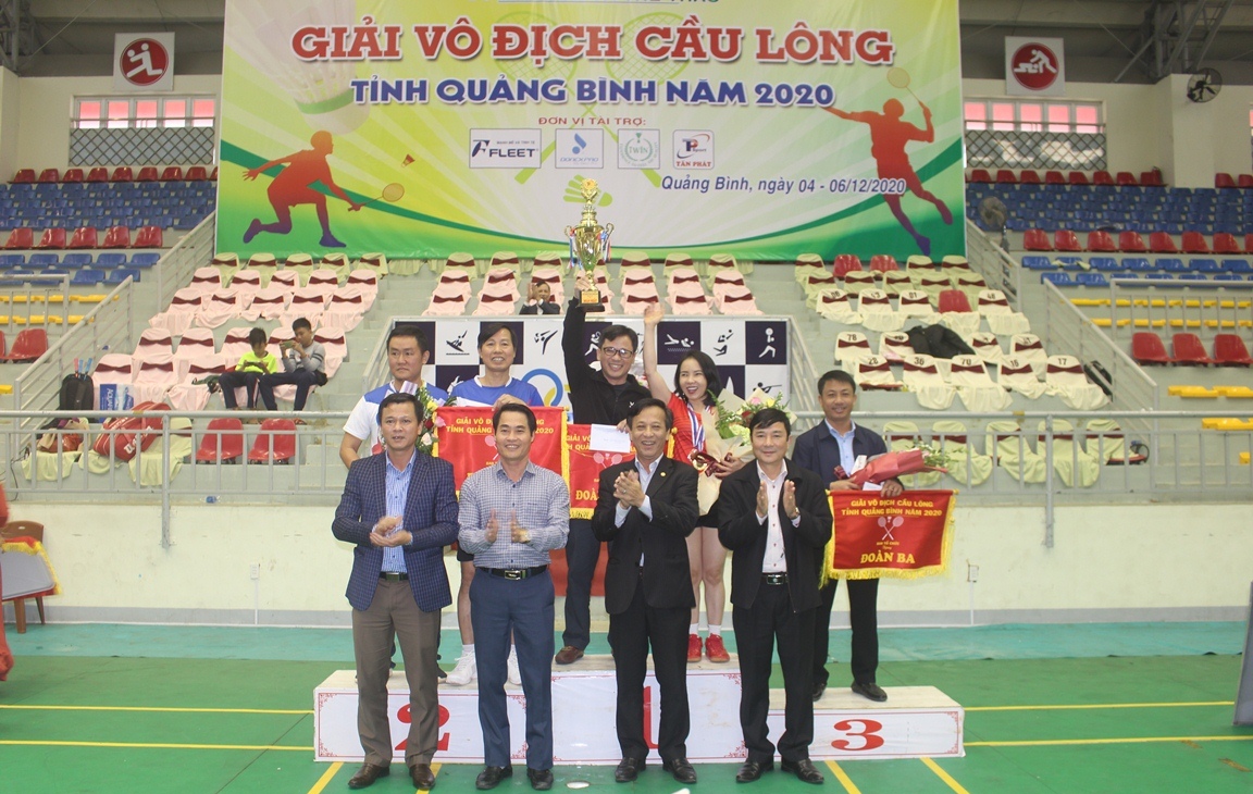 Ban tổ chức trao giải toàn đoàn cho các đội đoạt giải nhất, nhì, ba.