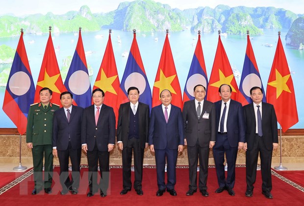 Thủ tướng Nguyễn Xuân Phúc và Thủ tướng Lào Thongloun Sisoulith cùng các đại biểu chụp ảnh chung trước khi tiến hành kỳ họp. (Ảnh: Thống Nhất/TTXVN)