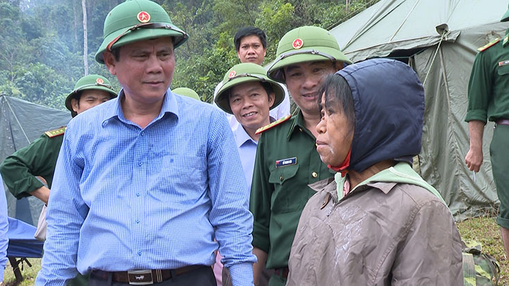   Đồng chí Trần Thắng, Phó Bí thư Tỉnh ủy, Chủ tịch UBND tỉnh kiểm tra tình hình đời sống người dân bản Sắt (xã Trường Sơn, huyện Quảng Ninh) sau mưa lũ vào đầu tháng 11-2020.