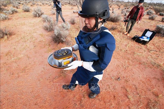  Thu hồi khoang chứa mẫu vật từ tiểu hành tinh Ryugu được tàu Hayabusa-2 thả xuống Trái Đất tại vùng sa mạc ở miền Nam Australia ngày 6-12-2020. Ảnh: AFP/TTXVN