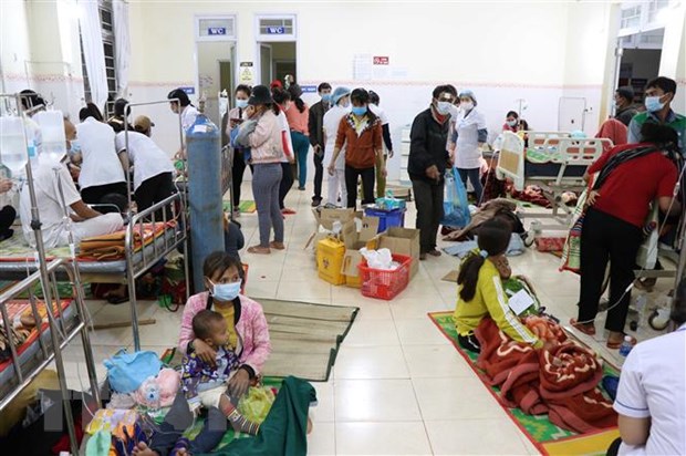 Bác sỹ, điều dưỡng tại Trung tâm y tế huyện Chư Pưh, Chư Sê và Phú Thiện cấp cứu, điều trị cho bệnh nhân. (Ảnh: Hồng Điệp/TTXVN)