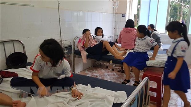  29 học sinh trường Tiểu học Minh Thắng (xã Minh Thắng, huyện Chơn Thành, Bình Phước) nhập viện cấp cứu sau bữa ăn trưa. (Ảnh: Đậu Tất Thành/TTXVN)