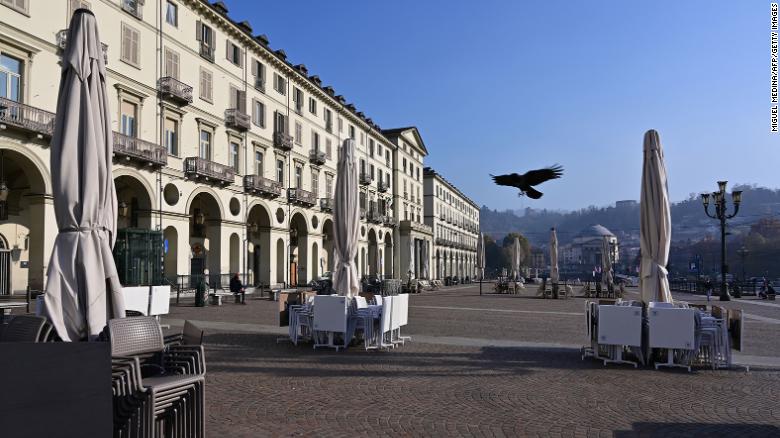  Quán cafe đóng cửa trên Quảng trường Vittorio Veneto ở Turin (Italy) tháng 11-2020. Ảnh: CNN