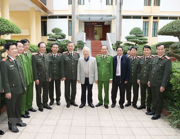 Tổng Bí thư, Chủ tịch nước Nguyễn Phú Trọng chụp ảnh chung với các đại biểu dự hội nghị Đảng ủy Công an Trung ương. (Ảnh: Trí Dũng/TTXVN)