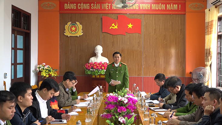 Đại tá Nguyễn Tiến Hoàng Anh, Phó Giám đốc Công an tỉnh chỉ đạo công tác phá án tại Công an huyện Quảng Ninh.