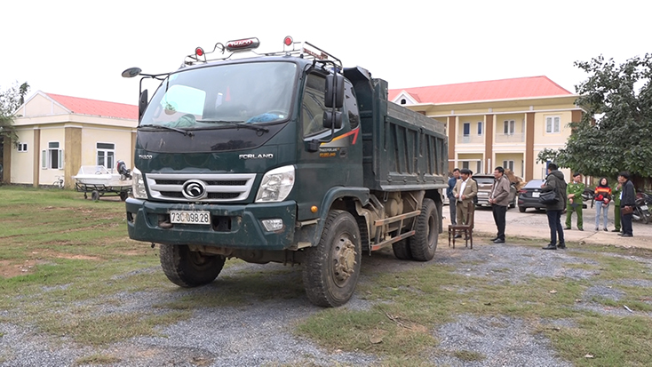 Chiếc xe tải chở trái phép gần 3m3 gỗ tươi bị bắt quả tang.