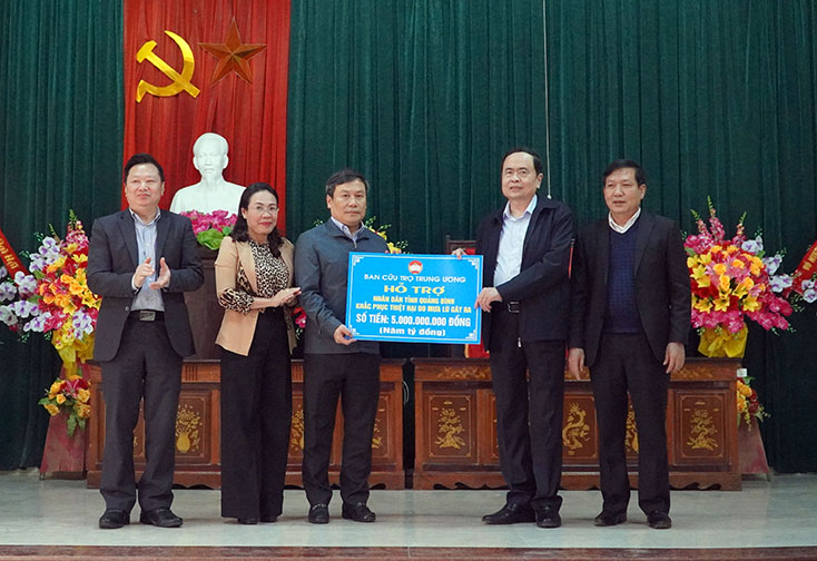Đồng chí Chủ tịch Ủy ban Trung ương MTTQVN Trần Thanh Mẫn trao 5 tỷ đồng hỗ trợ tỉnh Quảng Bình khắc phục hậu quả mưa lũ.
