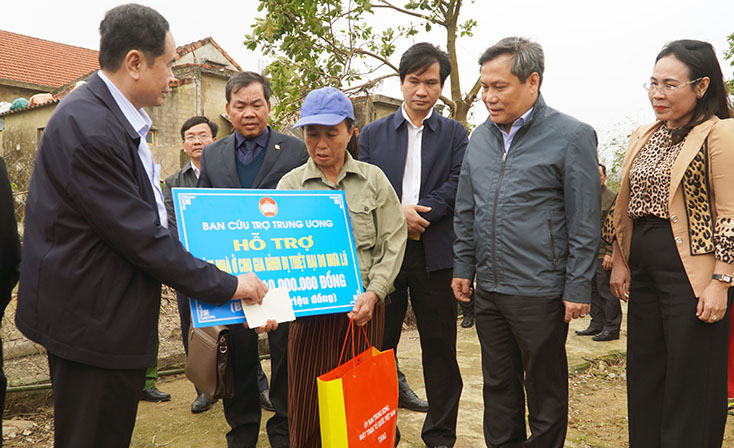 Đồng chí Chủ tịch Ủy ban Trung ương MTTQVN Trần Thanh Mẫn và các đồng chí lãnh đạo tỉnh trao tiền hỗ trợ người dân bị sập nhà tại xã Lộc Thủy.