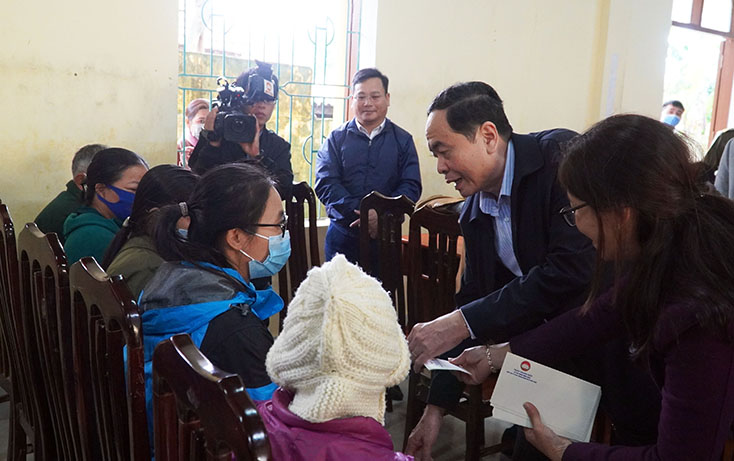 Đồng chí Chủ tịch Ủy ban Trung ương MTTQVN Trần Thanh Mẫn tặng quà cho người dân xã Lộc Thủy.