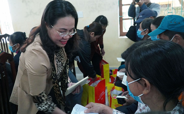 Đồng chí Chủ tịch UBMTTQVN tỉnh Phạm Thị Hân tặng quà cho người dân xã Lộc Thủy.
