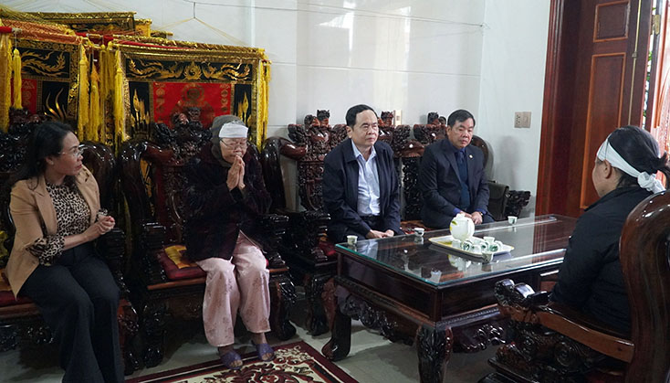 Đồng chí Chủ tịch Ủy ban Trung ương MTTQVN Trần Thanh Mẫn thăm gia đình Thiếu tướng, liệt sỹ Nguyễn Văn Man