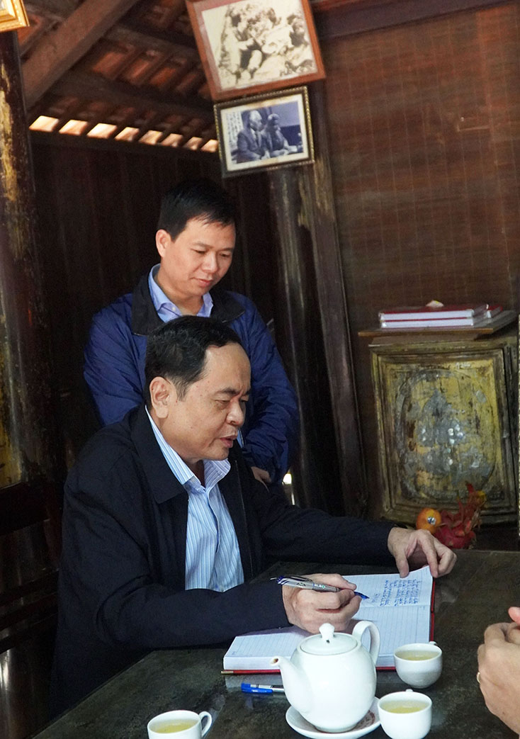 Đồng chí Chủ tịch Ủy ban Trung ương MTTQVN Trần Thanh Mẫn ghi sổ lưu niệm tại Nhà lưu niệm Đại tướng Võ Nguyên Giáp.
