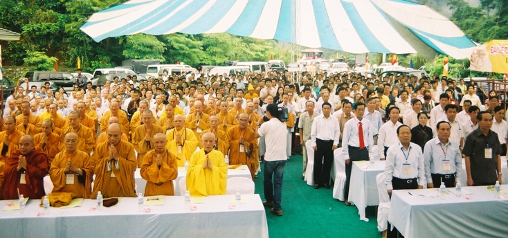 Quang cảnh đại lễ cầu siêu anh linh các Anh hùng liệt sĩ đường Hồ Chí Minh tại Quảng Bình.  