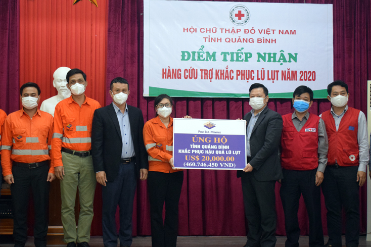 Phó Chủ tịch UBND tỉnh Nguyễn Tiến Hoàng tiếp nhận hỗ trợ 20.000 USD của Công ty Phu Bia Mining Limited giúp người dân khắc phục hậu quả lũ lụt