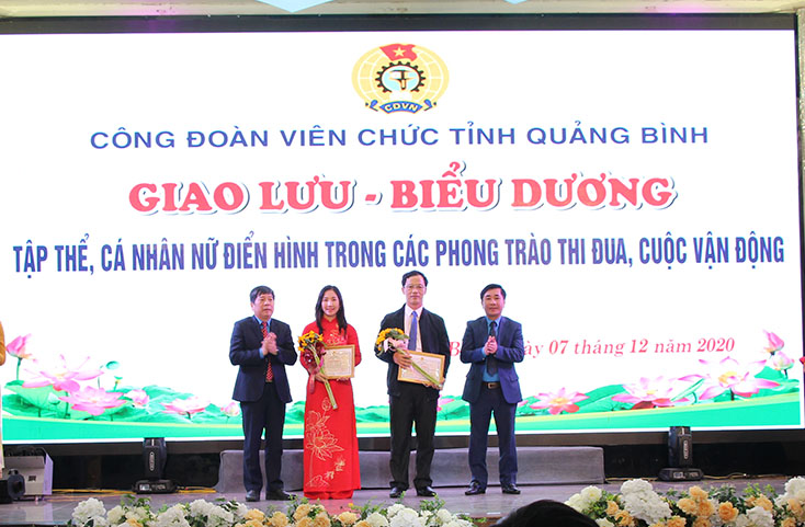 Lãnh đạo Công đoàn Viên chức Việt Nam và LĐLĐ tỉnh trao bằng khen của Công đoàn Viên chức Việt Nam cho các tập thể