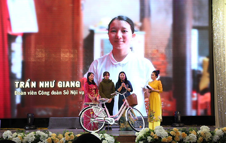 Lãnh đạo Công đoàn Viên chức tỉnh trao xe đạp cho con đoàn viên