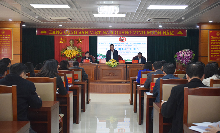 Đồng chí Bí thư Thành ủy Đồng Hới Trần Phong phát biểu tại hội nghị.