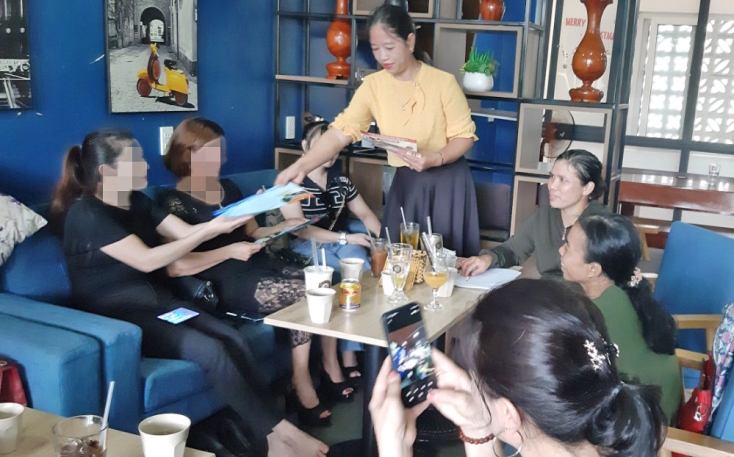 Chị Dương Thị Thủy, Chủ nhiệm CLB mô hình thí điểm cung cấp tài liệu và tuyên truyền thông tin, kiến thức cho các đối tượng tại một buổi sinh hoạt.