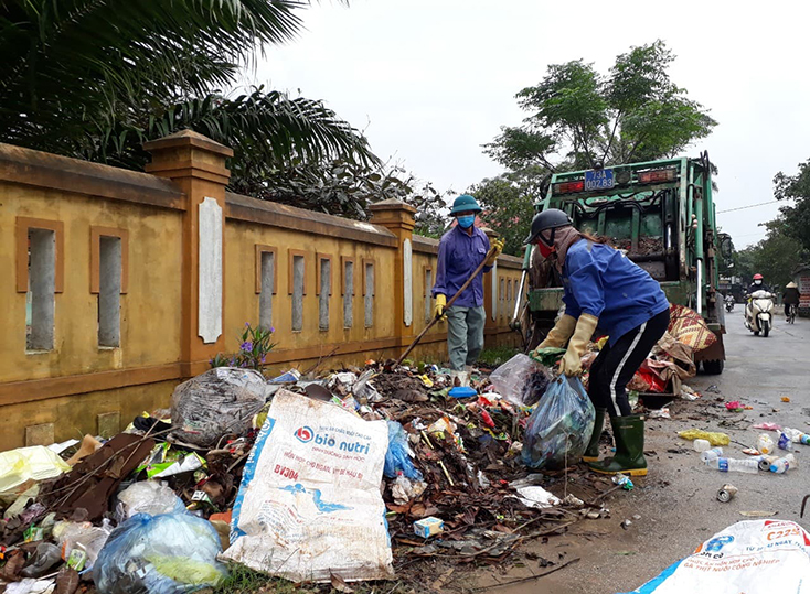  Lực lượng thu gom rác của Ban quản lý các công trình công cộng huyện Lệ Thủy nỗ lực thu gom rác sau lũ.