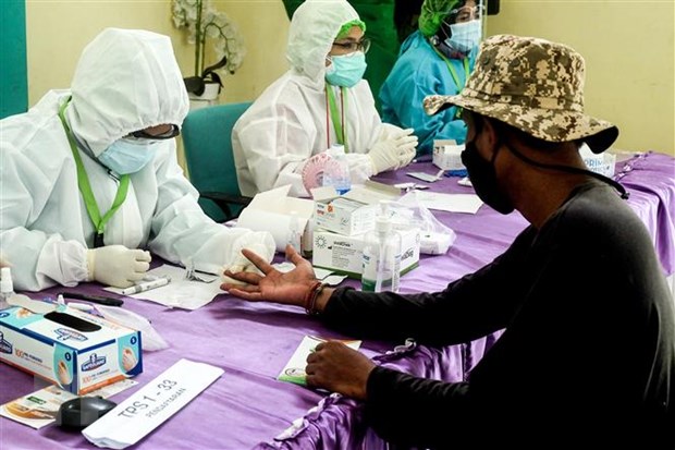 Nhân viên y tế lấy mẫu xét nghiệm COVID-19 tại Tangerang, Indonesia. (Ảnh: THX/TTXVN)