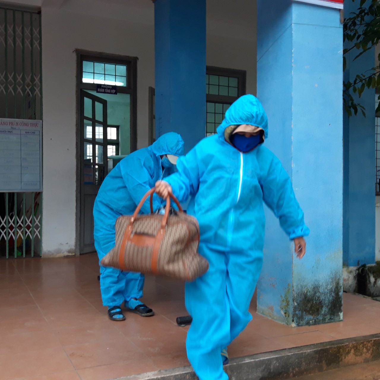 Các trường hợp F1 ở huyện Minh Hóa chuẩn bị hành lý để đi cách ly tập trungTrung tâm cách ly Covid 19 của tỉnh.