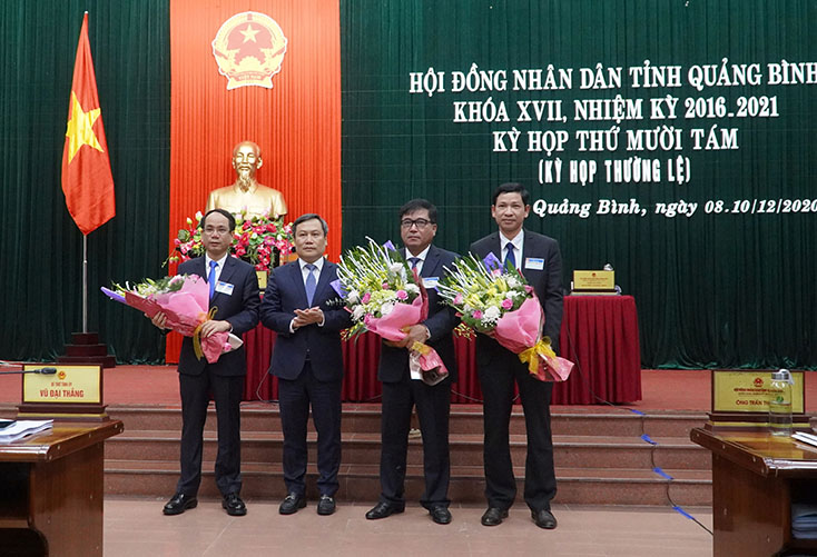 Đồng chí Bí thư Tỉnh ủy Vũ Đại Thắng tặng hoa cho các đồng chí vừa được bầu bổ sung chức danh Phó Chủ tịch UBND tỉnh nhiệm kỳ 2016-2021.
