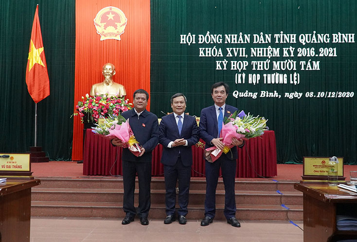 Đồng chí Bí thư Tỉnh ủy Vũ Đại Thắng tặng hoa cho các đồng chí vừa miễn nhiệm chức danh lãnh đạo HĐND tỉnh và UBND tỉnh.