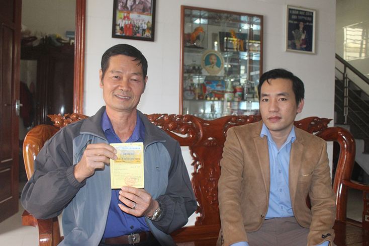 ng Cao Xuân Vinh (bên trái) ở Tiểu khu 3, thị trấn Hoàn Lão (Bố Trạch) chia sẻ niềm vui khi được nhận lương hưu hàng tháng và được cấp thẻ BHYT miễn phí trọn đời nhờ việc tham gia BHXH tự nguyện.